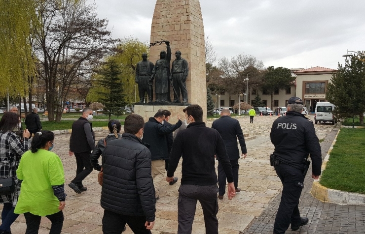 Sosyal Mesafe Kuralını İhlalden Ceza Yiyen 100’e Yakın Servis Yolcusu Valilik Önünde Eylem Yaptı