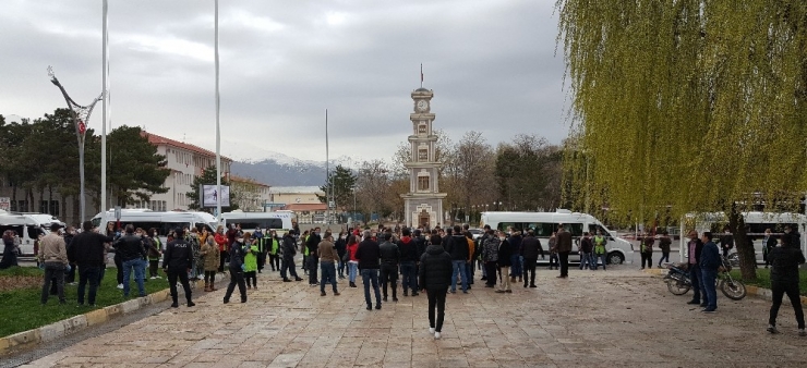 Sosyal Mesafe Kuralını İhlalden Ceza Yiyen 100’e Yakın Servis Yolcusu Valilik Önünde Eylem Yaptı