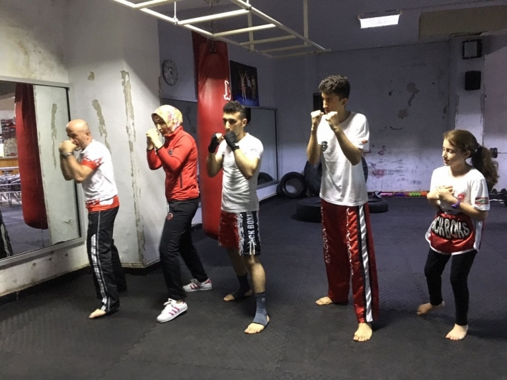 Sporcu Aileden Karantina Günlerinde "Online Ders"