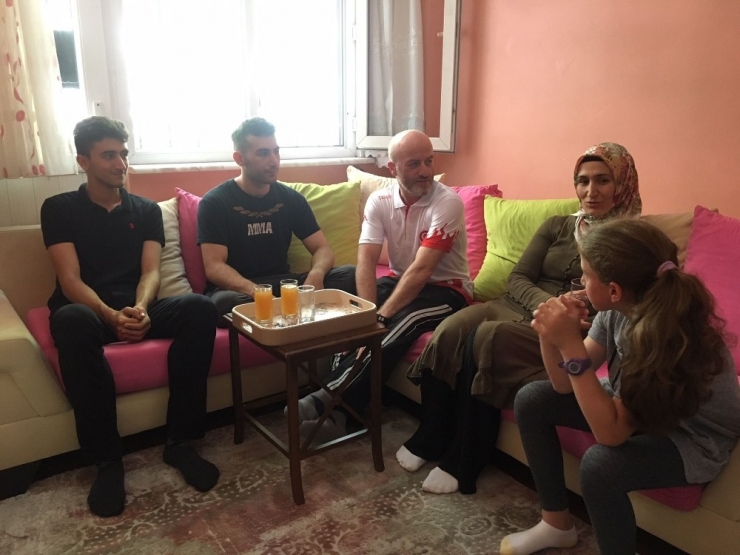 Sporcu Aileden Karantina Günlerinde "Online Ders"