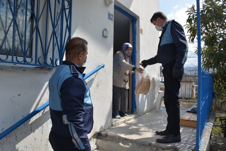 Zabıtadan 65 Yaş Üstü Vatandaşlara Yardım Eli