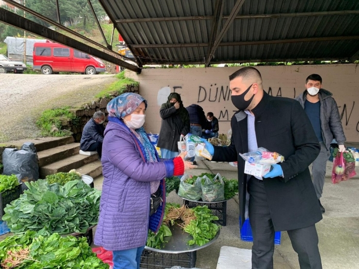 Pazar Yerinde Maske Dağıtılıp Bilgilendirme Yapıldı
