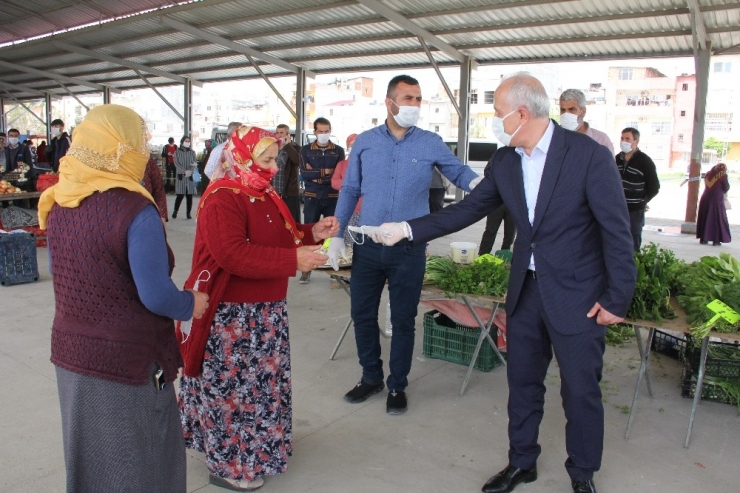 Mersin’de Belediye Başkanı Pazarda Maskesiz Gezenlere Geçit Vermedi