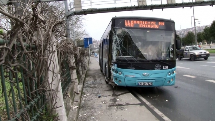Tansiyonu Düşen Otobüs Şoförü Duvara Çarparak Durabildi