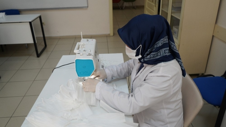 Büyükşehir 21 Gündür Maske Üreterek Ücretsiz Dağıtıyor