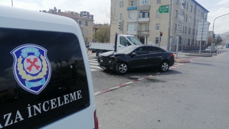 Otomobiller Çarpıştı: 2 Yaralı