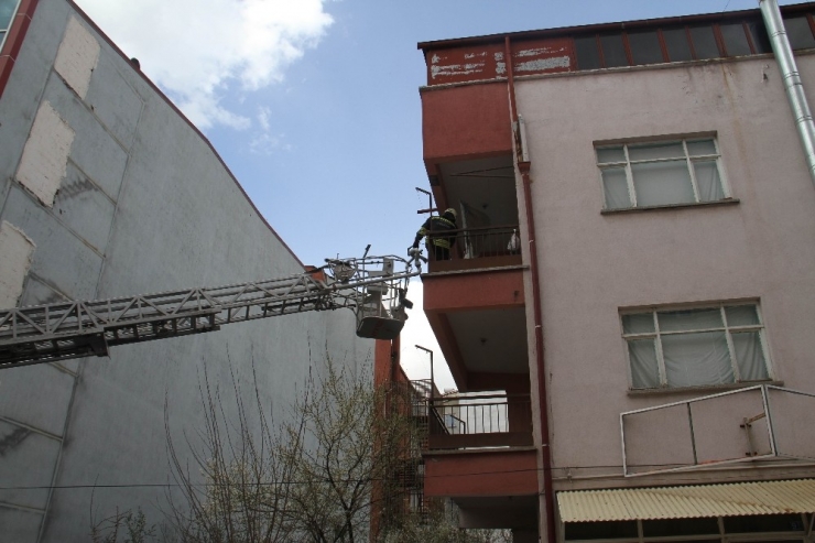 Balkonda Mahsur Kalan Yaşlı Kadını İtfaiye Kurtardı