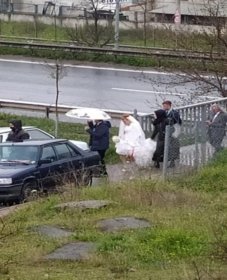 Yasak Nedeniyle İl Değiştiremeyince Gelini Üst Geçitten Aldı