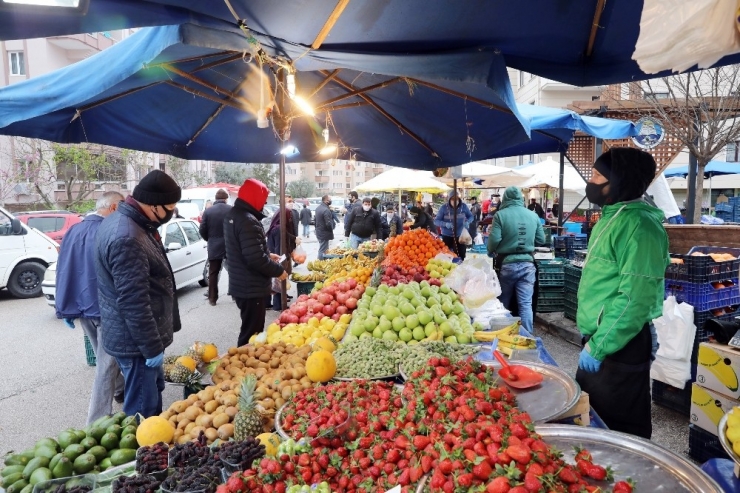 Mudanya Belediyesi Pazarda Maske Dağıttı