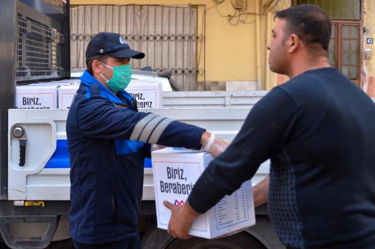 Büyükşehir Belediyesinden Seyyar Satıcılara Gıda Desteği