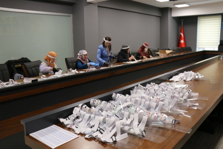 Pazaryeri’nde Şeffaf Siperli Maske Üretimine Başlandı
