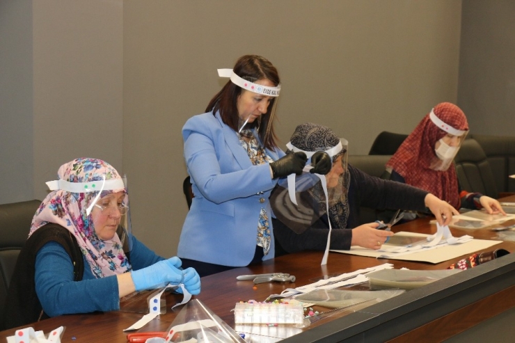 Pazaryeri’nde Şeffaf Siperli Maske Üretimine Başlandı