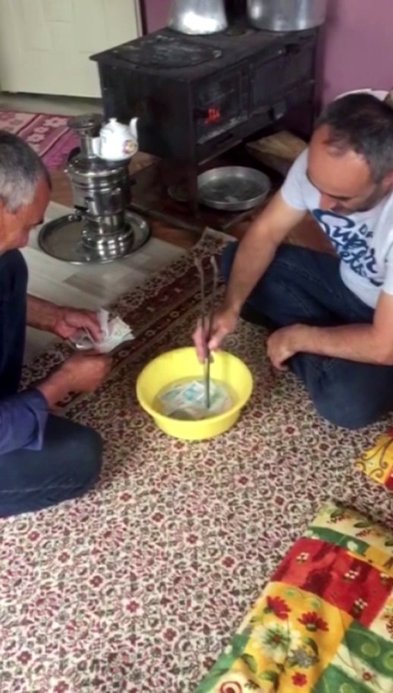 Korona Virüse Karşı Emekli Maaşını Kaynar Suda Yıkadı