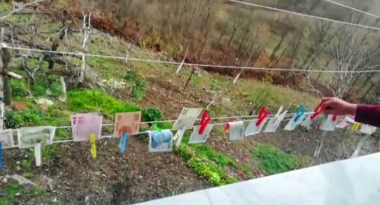 Korona Virüse Karşı Emekli Maaşını Kaynar Suda Yıkadı