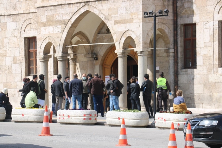 Yardım Kuyruğu Sandılar, İzin Kuyruğu Çıktı