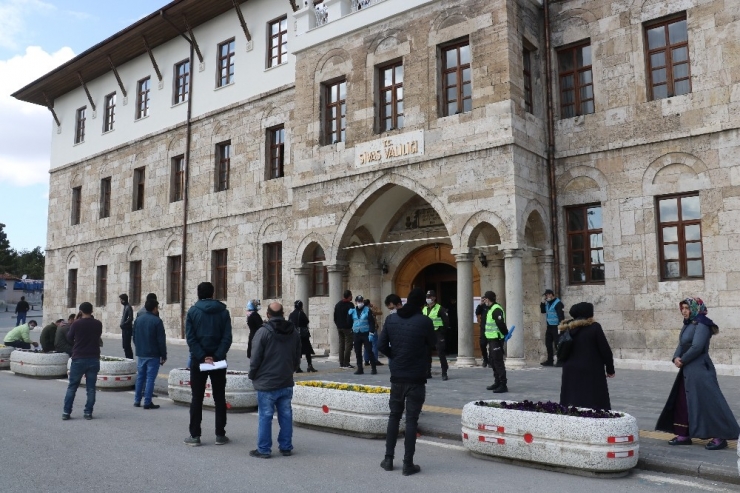 Yardım Kuyruğu Sandılar, İzin Kuyruğu Çıktı