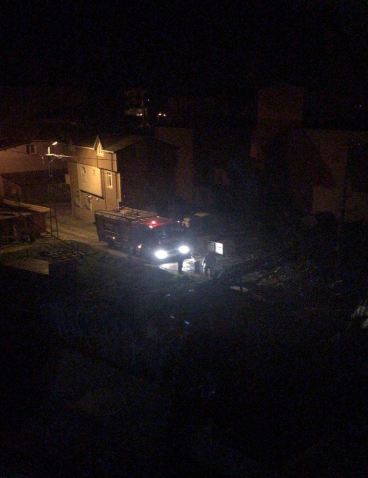 Şiddetli Fırtına Silivri’de Durak Ve Ağaçları Söktü