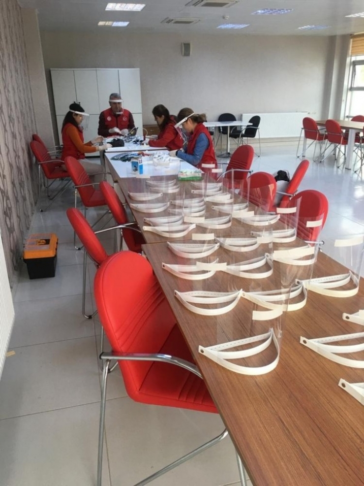 Sinop Gençlik Merkezi’nde Siperlik Maske Üretiliyor