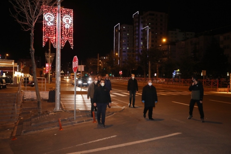 Talas’ta Ana Arterlerdeki Direklere Işıklı Türk Bayrağı Yapıldı