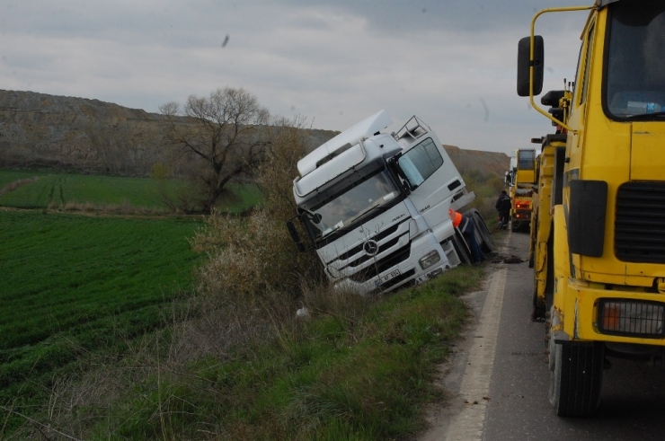 Yoldan Çıkan Süt Tankeri Şarampole Düştü