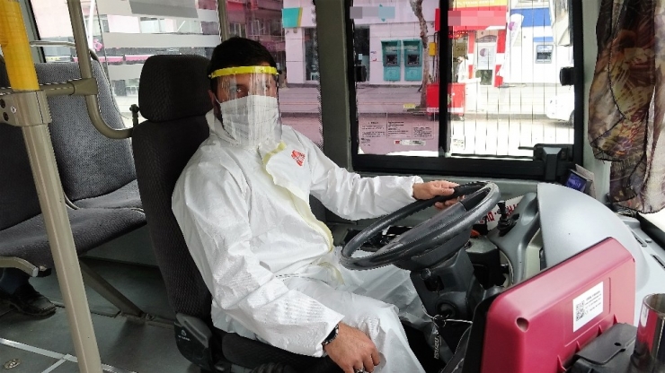 Sağlıkçılar Gibi Giyinerek Direksiyon Başına Geçti
