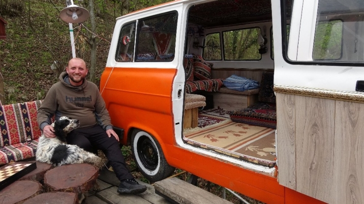 Korana Tehdidi Nedeniyle Evde Değil, Minibüste Kalıyor