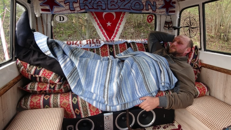 Korana Tehdidi Nedeniyle Evde Değil, Minibüste Kalıyor