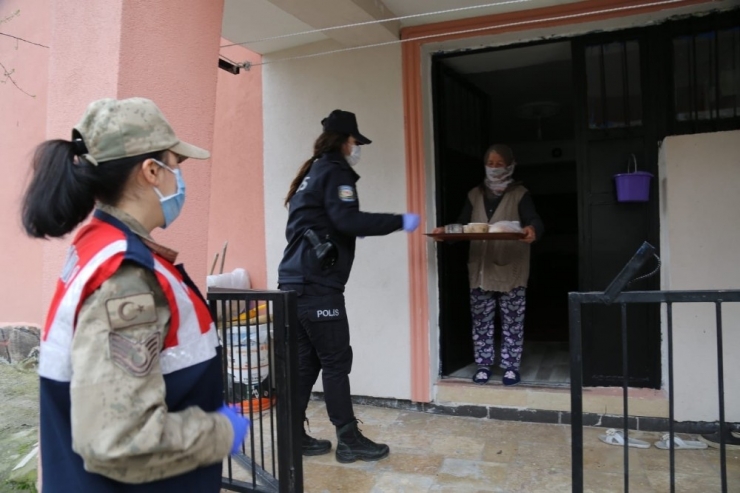 Tunceli’de Evde Kalanlara Sıcak Yemek Servisi