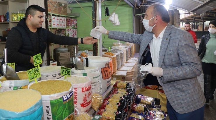 Başkan Akın Ücretsiz Maske Dağıtmaya Devam Ediyor