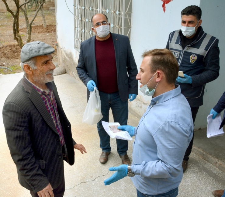 Yaşlıların Maaşını Kaymakam Bizzat Evlerine Götürdü
