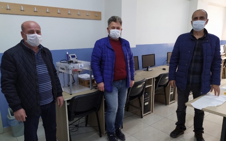 Yüz Koruyucu Siperlik Maske Üreterek Hastane Yönetimine Teslim Ettiler