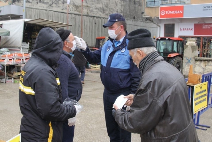 Zabıta Ekipleri Pazarda Maske Dağıttı