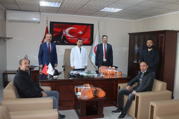 Mesleki Ve Teknik Anadolu Lisesi Yaptıkları Siperlikleri Hastaneye Teslim Etti