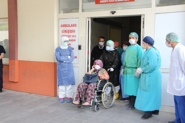 Hastanede Ziyaret Ettiği Oğlundan Virüs Kapan 83 Yaşındaki Ayşe Nine Korona Savaşını Kazandı