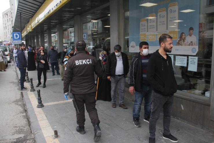 Emniyet Güçlerinin Sosyal Mesafeye Uymayanlarla İmtihanı