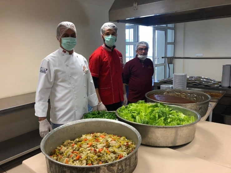 Sağlık Çalışanlarına Çiğköfte İkram Edildi