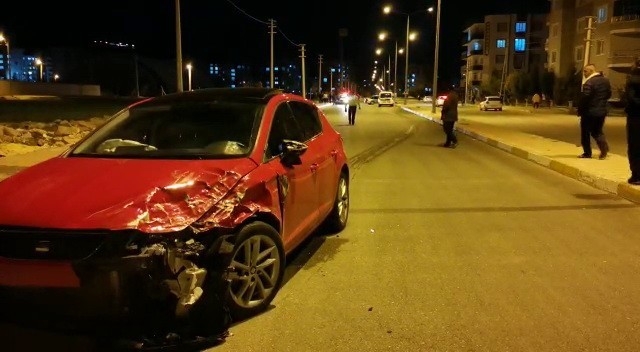 İki Otomobil Çarpıştı: 1 Yaralı