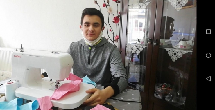 Anne Oğul Maske İçin Makine Başında