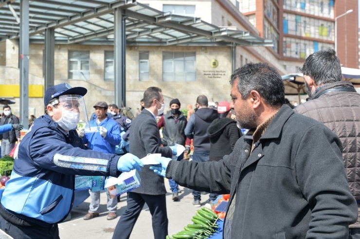 Ankara Zabıtası Pazarcı Esnafına Maske Dağıtıyor