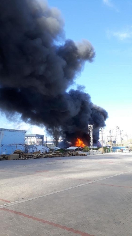 Başkent’te Market Deposunda Yangın