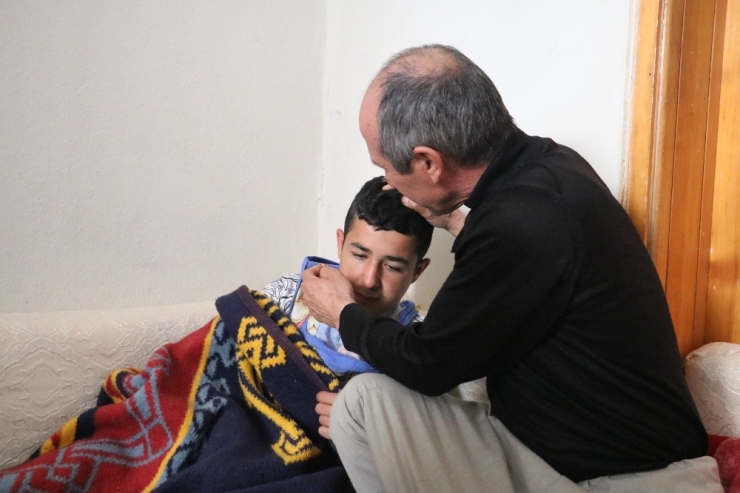 Atın Çiftesi İle Çenesi Kırılan Çocuk Yardım Bekliyor