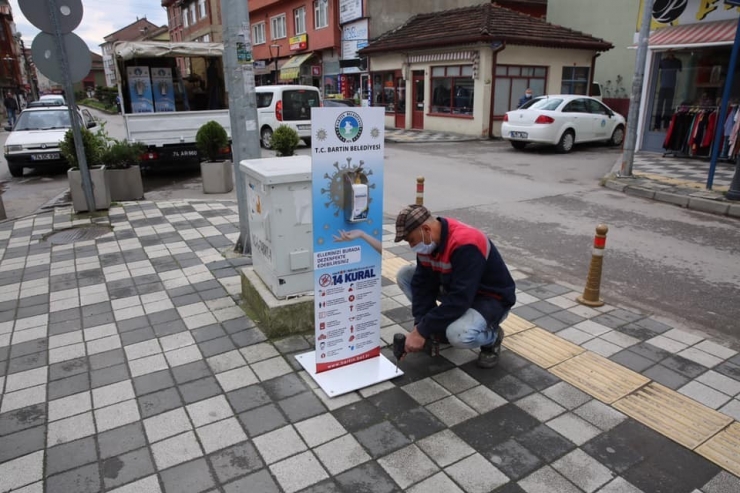 Sokaklara El Dezenfeksiyon Stantları Yerleştiriliyor
