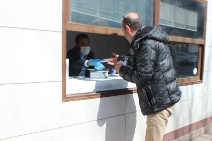 Belediye Kendi Ürettiği Maskeleri Ücretsiz Dağıtıyor
