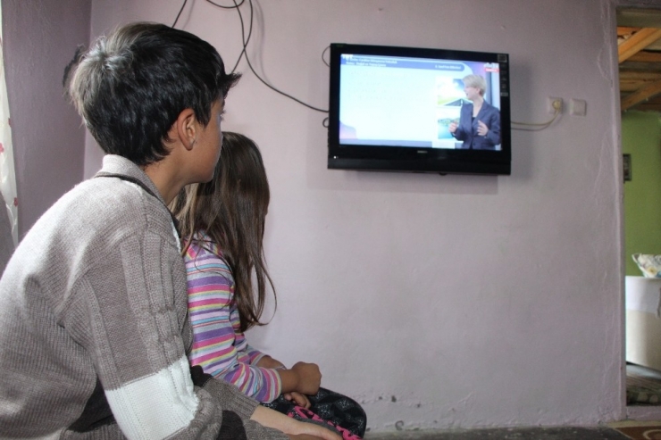 Müdür, 2 Kardeşe Eğitimden Uzak Kalmasın Diye Tv Götürdü