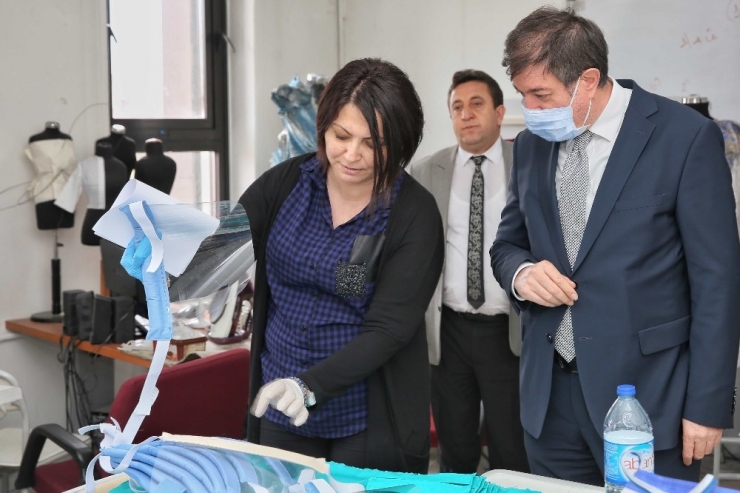 ’Biz Bize Yeteriz’ Diyerek Maske Ve Siperlik Ürettiler