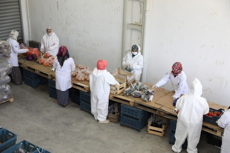 Büyükşehir’den İhtiyaç Sahiplerine Sebze Desteği