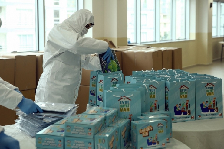 Çekmeköy’de Maskeler Evlere Bırakılıyor