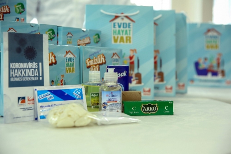 Çekmeköy’de Maskeler Evlere Bırakılıyor