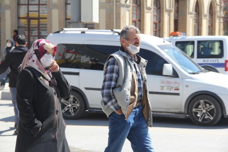 ‘Evde Kal’ Çağrılarına Rağmen Sokağa Çıktılar