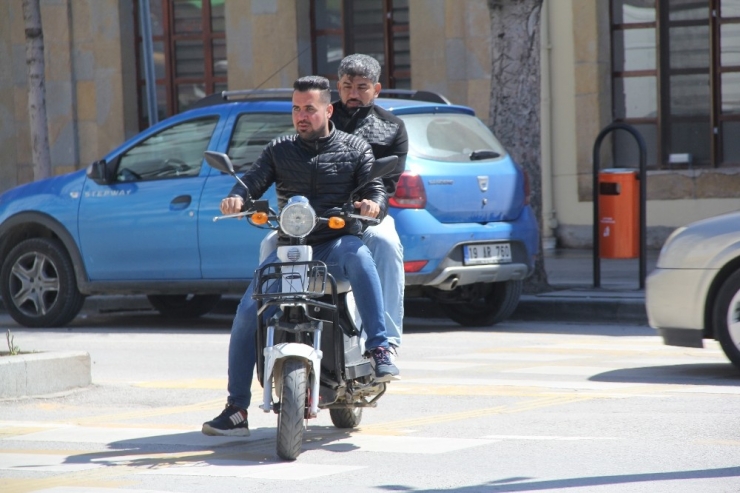 ‘Evde Kal’ Çağrılarına Rağmen Sokağa Çıktılar